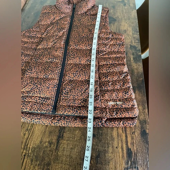 Lands’End Puffer Vest leopard Print - Picture 13 of 15